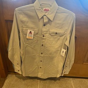 New men’s small wrangler long sleeve shirt